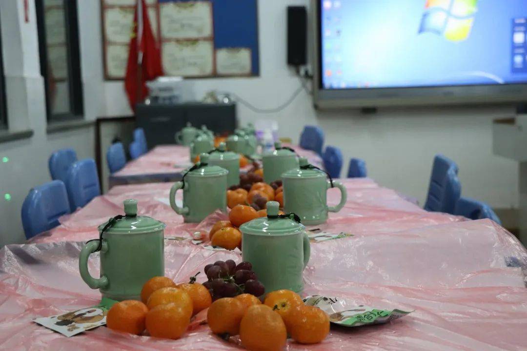 从茶水到水果零食,从桌牌到各项家庭教育资料,每一件小事,都是对教育