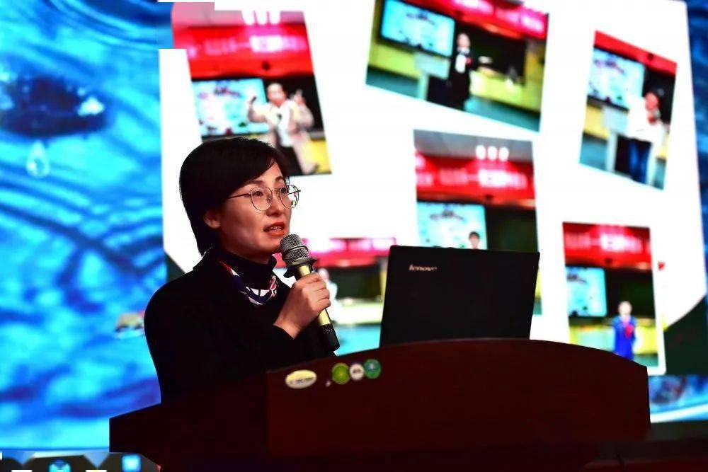 首先,教科室盛江蓝老师作了题为《不负韶华砥砺行,春华秋实满庭芳》的