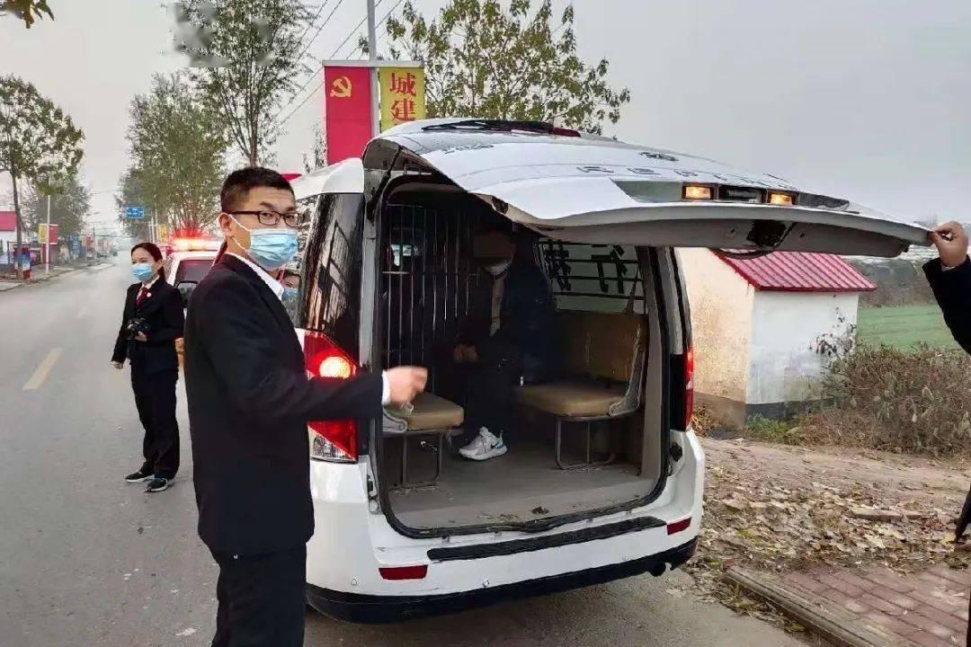 直击现场南乐老赖被拘留欠钱不还的看好了