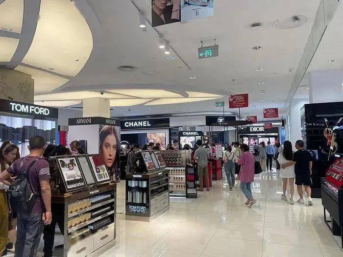 疯狂的华强北美妆:价格便宜一半,工资你说了算