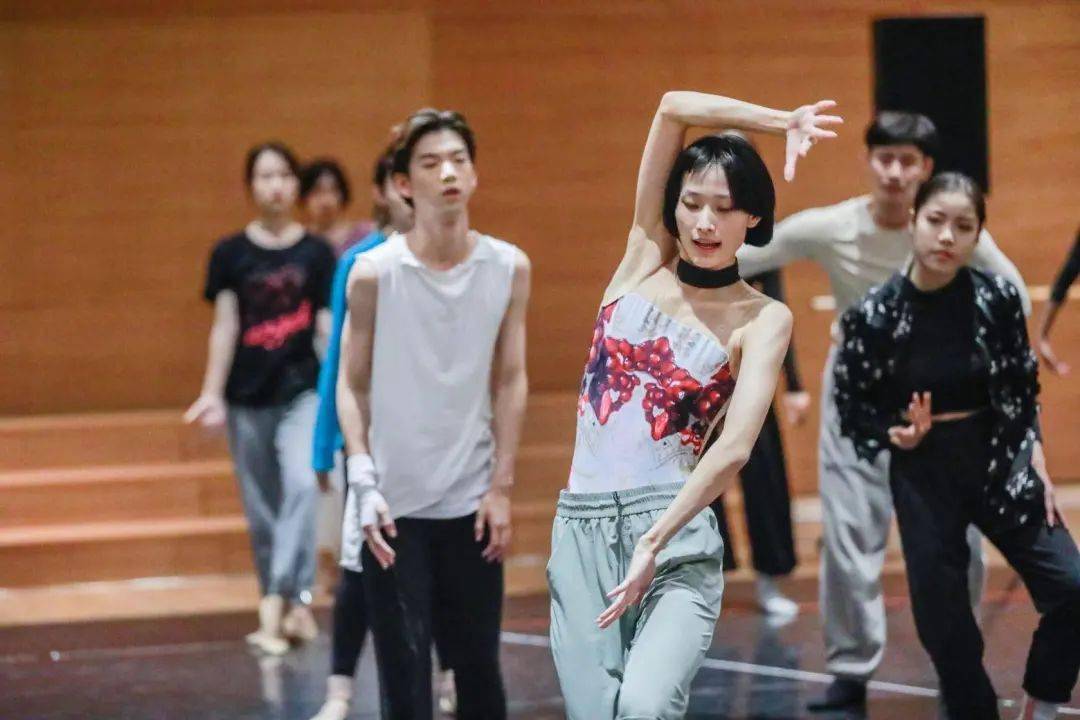 胡菁独舞王媛媛团长坦言:"《野草》首先是鲁迅先生的一个散文集,我在