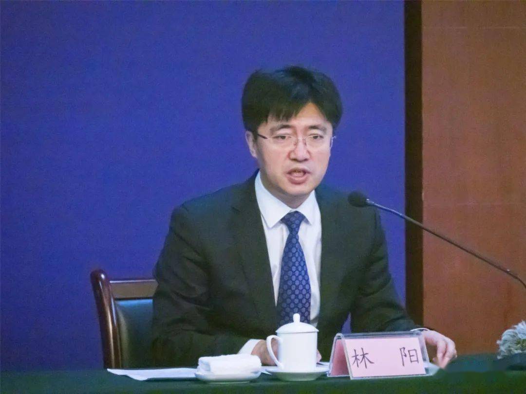 烟台市人民政府副秘书长李鹏程介绍有关情况