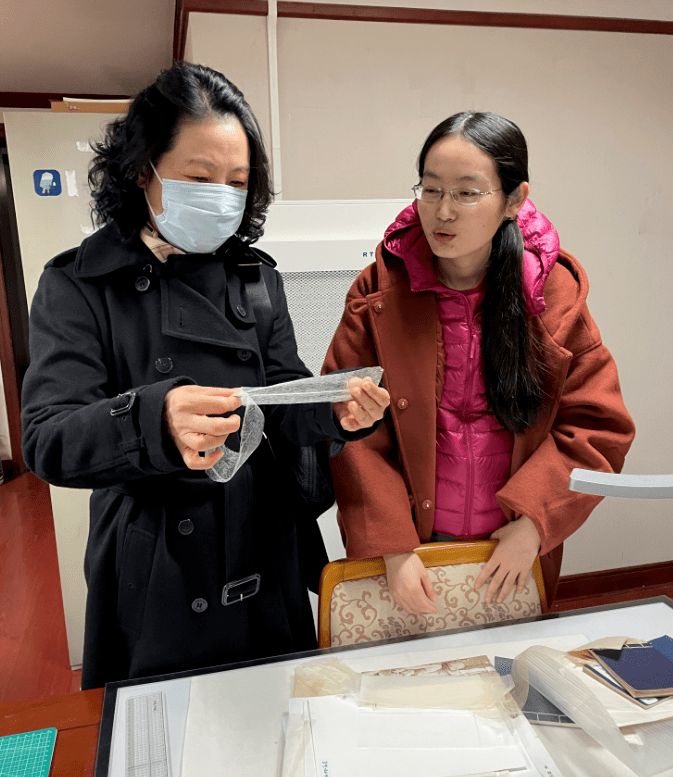 池莉老师看得兴致勃勃,连声赞叹"纸多漂亮呀!古籍修复太神奇了!