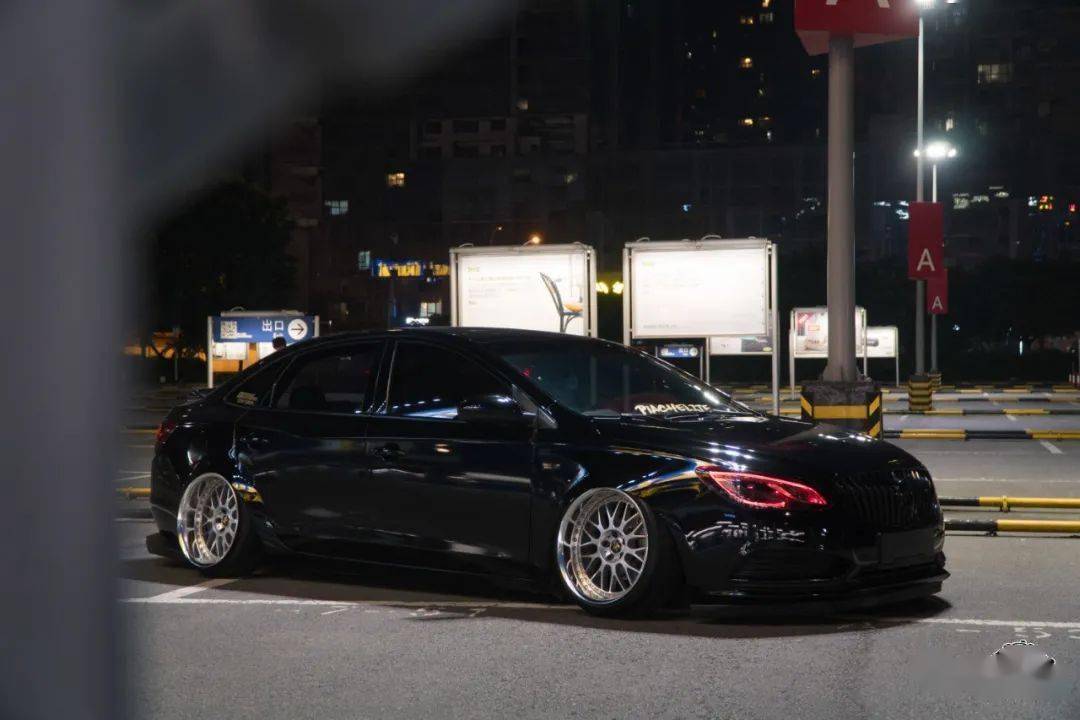 深度黑化的宽体别克英朗这是要做全国最大倾角的节奏