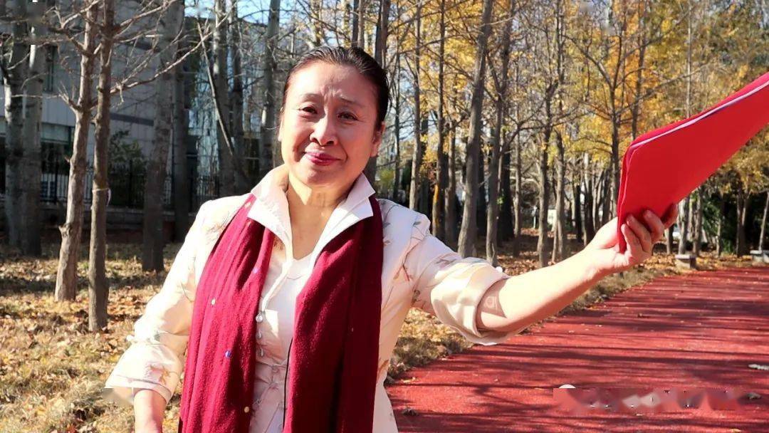 祖国诗意红山林雨露滋扎根沃土奉清新光沐浴生命如歌