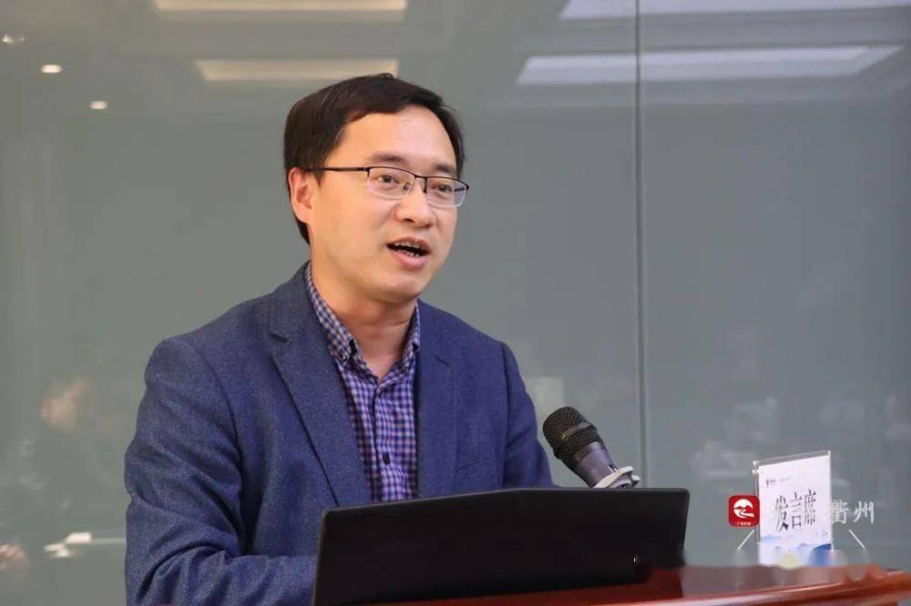 衢州二中副校长王飞介绍了衢州二中自从2011年至今创新人才基地建设