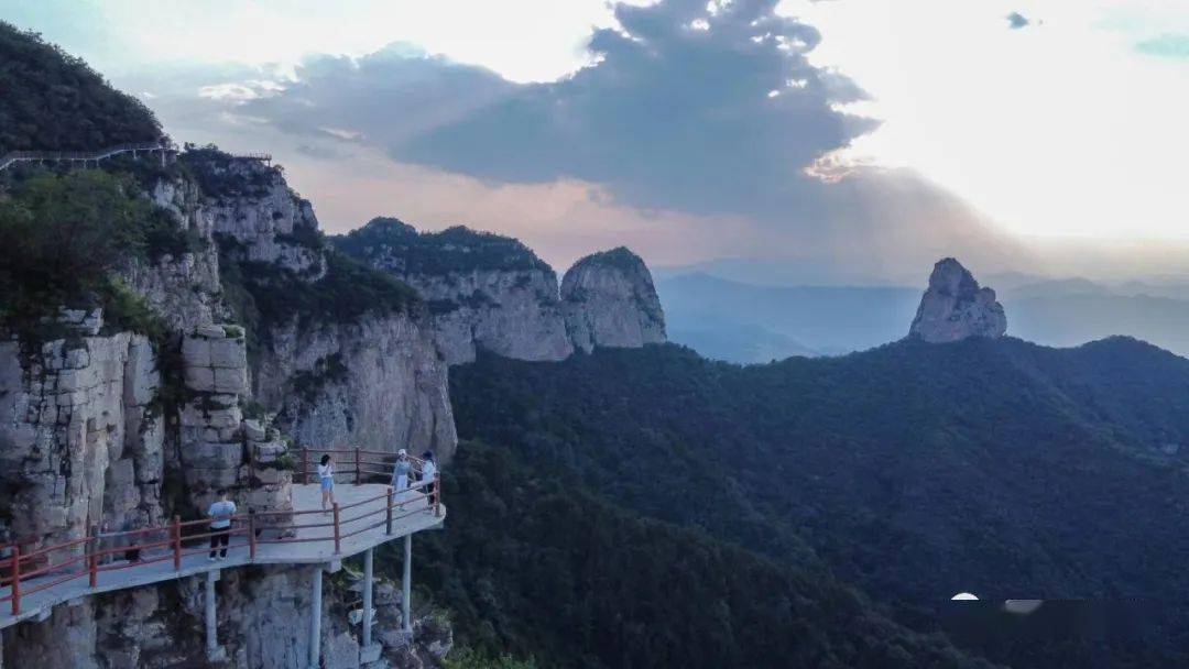 太行五指山又名五行山,位于太行山东麓,太行五指山主峰海拔1283米