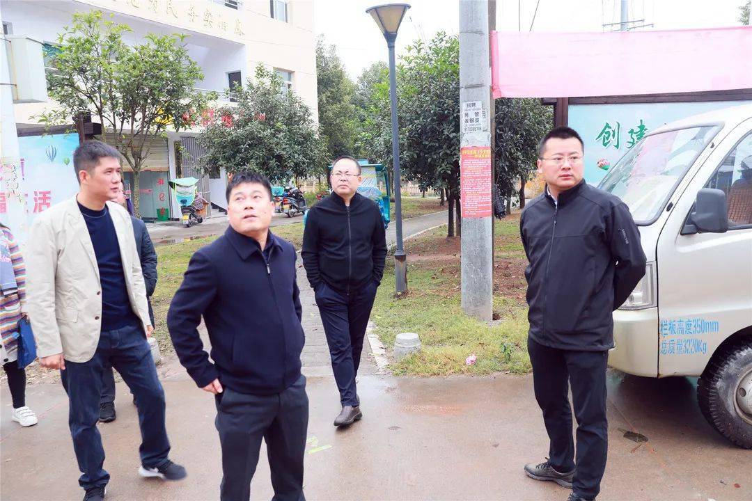 弋阳县委副书记,县长陈敏到花亭街道调研美丽集镇建设工作