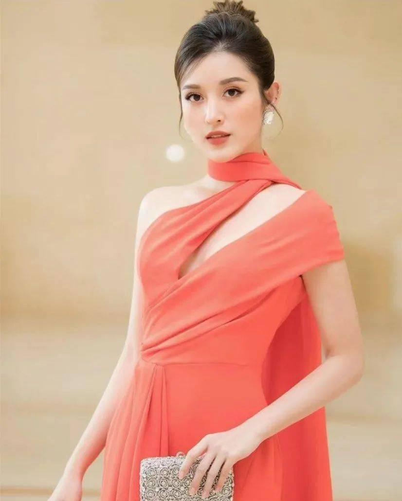 27岁越南赫本走红这张脸真是巧夺天工