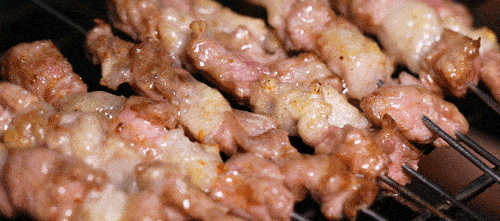 羊肉飘香,牛肉鲜嫩,梅肉小串百吃不腻.握在手里沉甸
