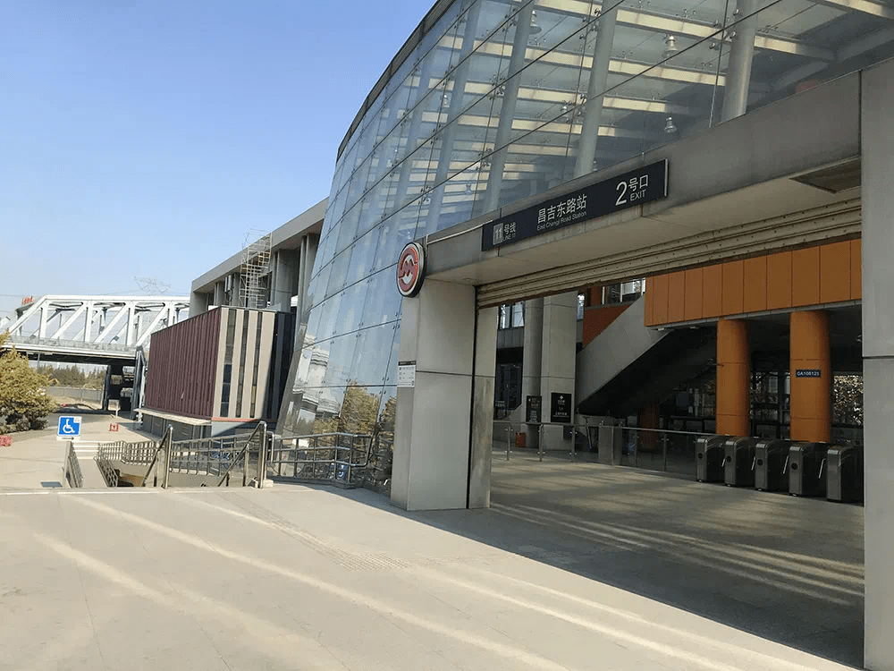 正荣悦珑府近11号线昌吉东路站当前,11号线昌吉东路地铁站附近,除了