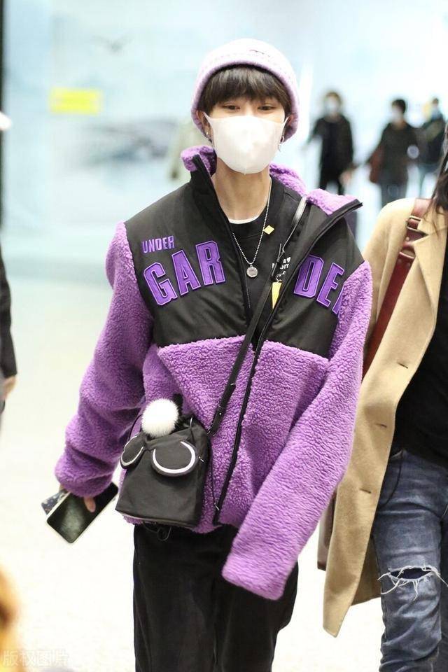 郁可唯穿紫色毛衣戴紫色帽子超减龄一双大眼四处张望也是可爱