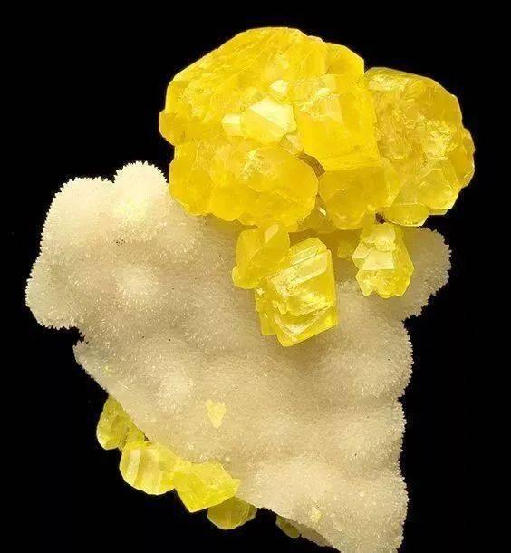 硫酸钾矿石图片