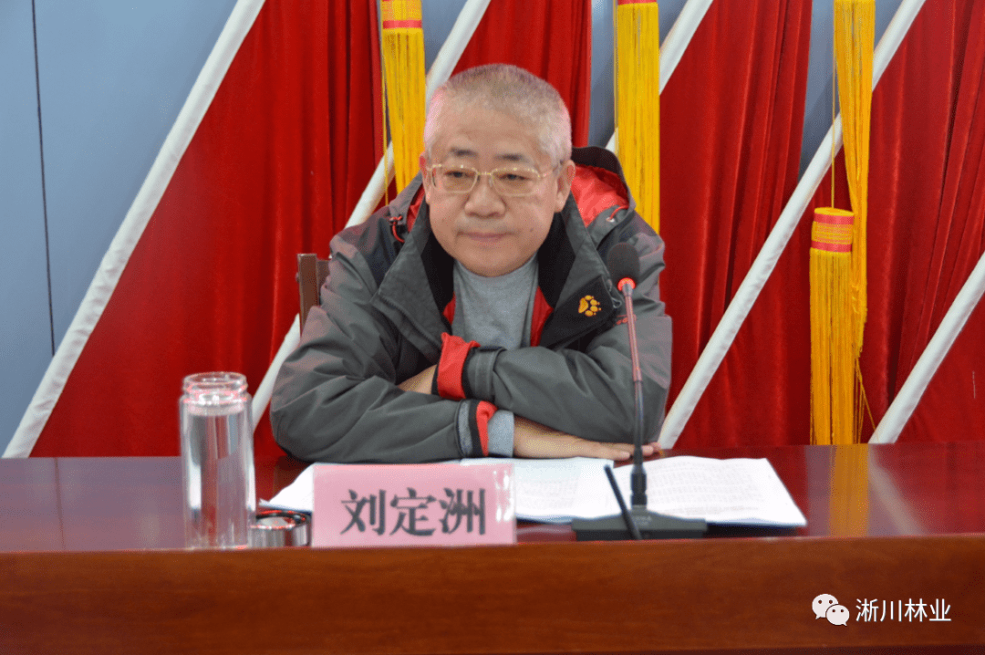 县林业局党组书记,局长刘定洲代表县林业局党组作表态发言:一要提高