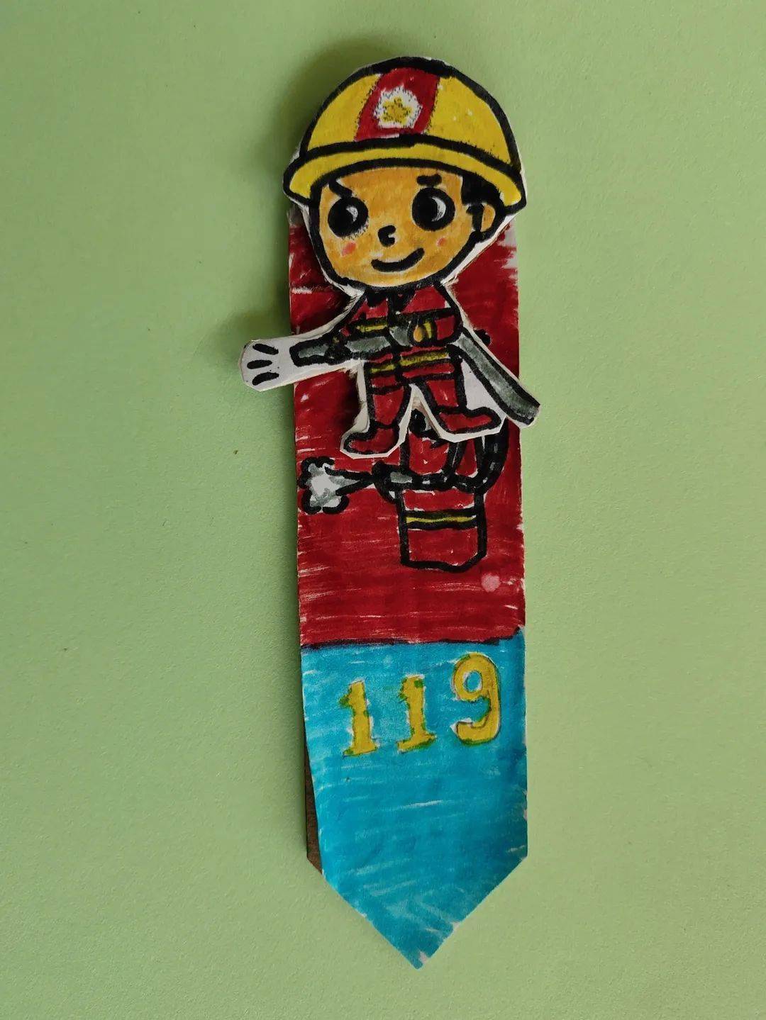 生命至上关注消防小班组亲子制作关于消防安全的小书签,每个家庭发挥