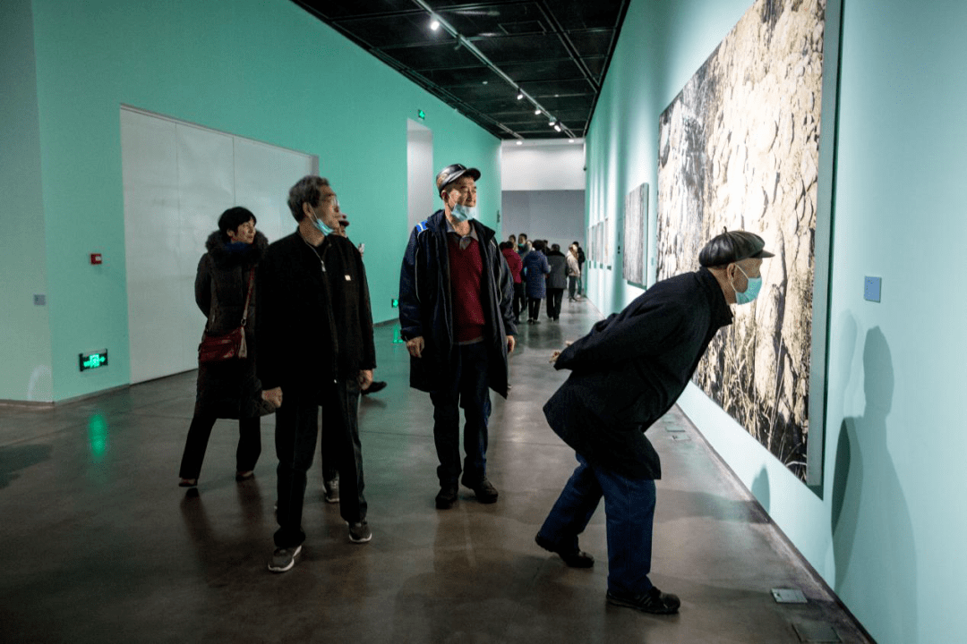 沉醉藝術之旅銀川500餘位居民共赴華夏河圖銀川當代美術館觀展