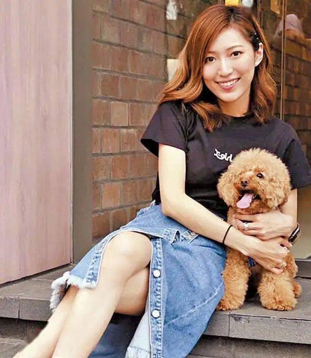 前几天,谢文欣的圈中前男友,tvb知名绿叶演员谢可逸,背着她搭上了已经