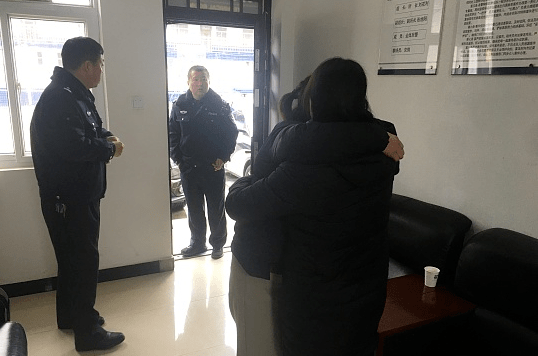 友谊的小船说翻就翻渭南一烧烤店2女服务员大打出手因闲言碎语起冲突