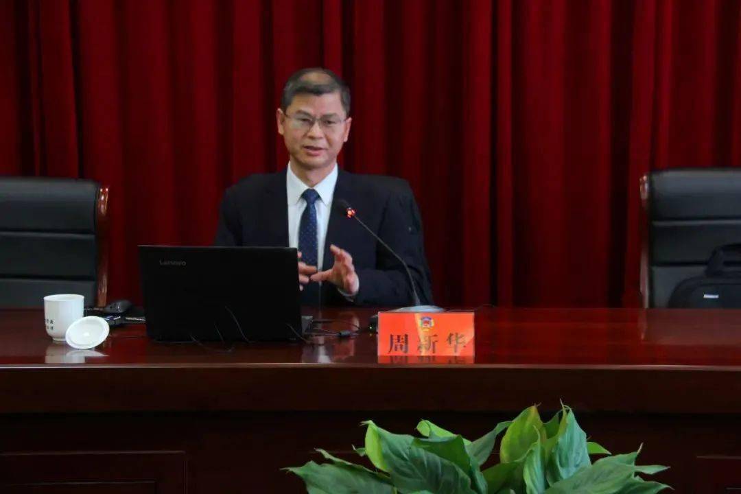 讲座中,围绕"茶和中国文化"这一主题,周新华教授通过渊博的文化涵养和