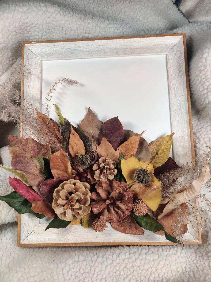 形状各异,五彩缤纷,黄宗磊捡一些回来,保留枯叶原本的形状,粘贴在闲置