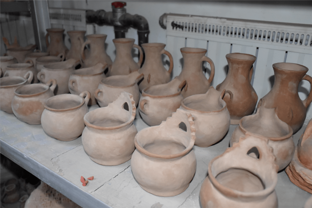 一股泥土的芳香扑鼻而来,一个个形态各异,栩栩如生的土陶工艺制品排列