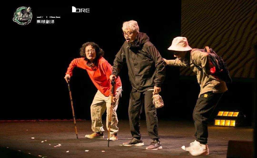 即兴喜剧一种没有完整剧本的喜剧表演,表演素材来自于现场观众.