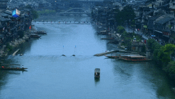 还有美誉天下的 "洞庭天下水,岳阳天下楼"的岳阳楼; 潇湘美景,诗腔