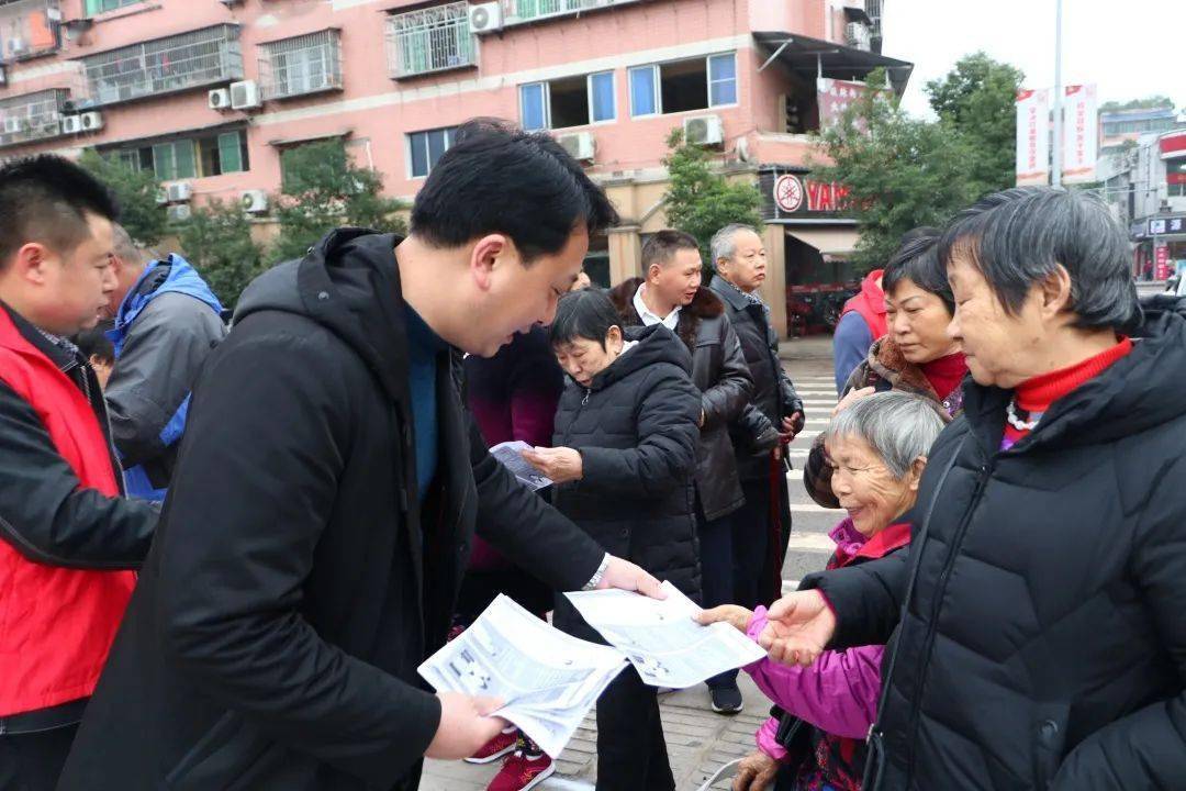 镇党委书记,镇新时代文明实践所所长曹均平参加活动,并在现场为观众