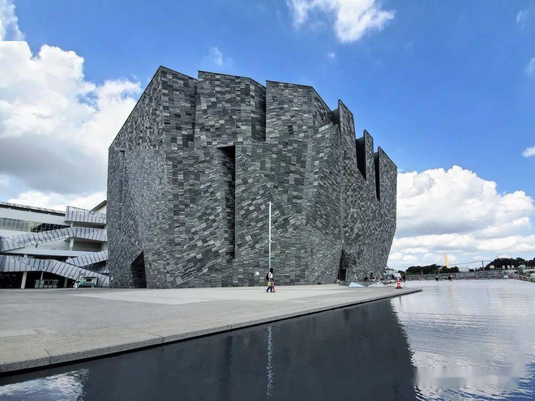 隈研吾大师新作如地底钻出奇幻巨石般的图书馆美术馆博物馆