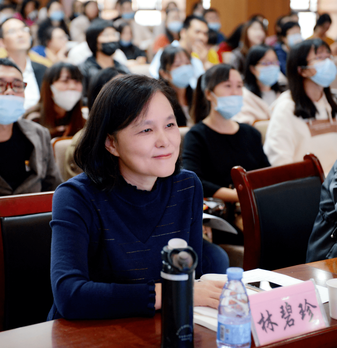 莅临现场的专家和领导有:福州市金山小学副校长林碧珍,厦门市学科带头