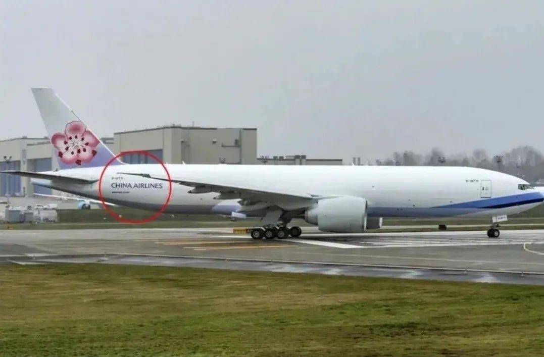 日前有国外航空迷拍到,华航一架最新波音777f货机的最新涂装,并上传到