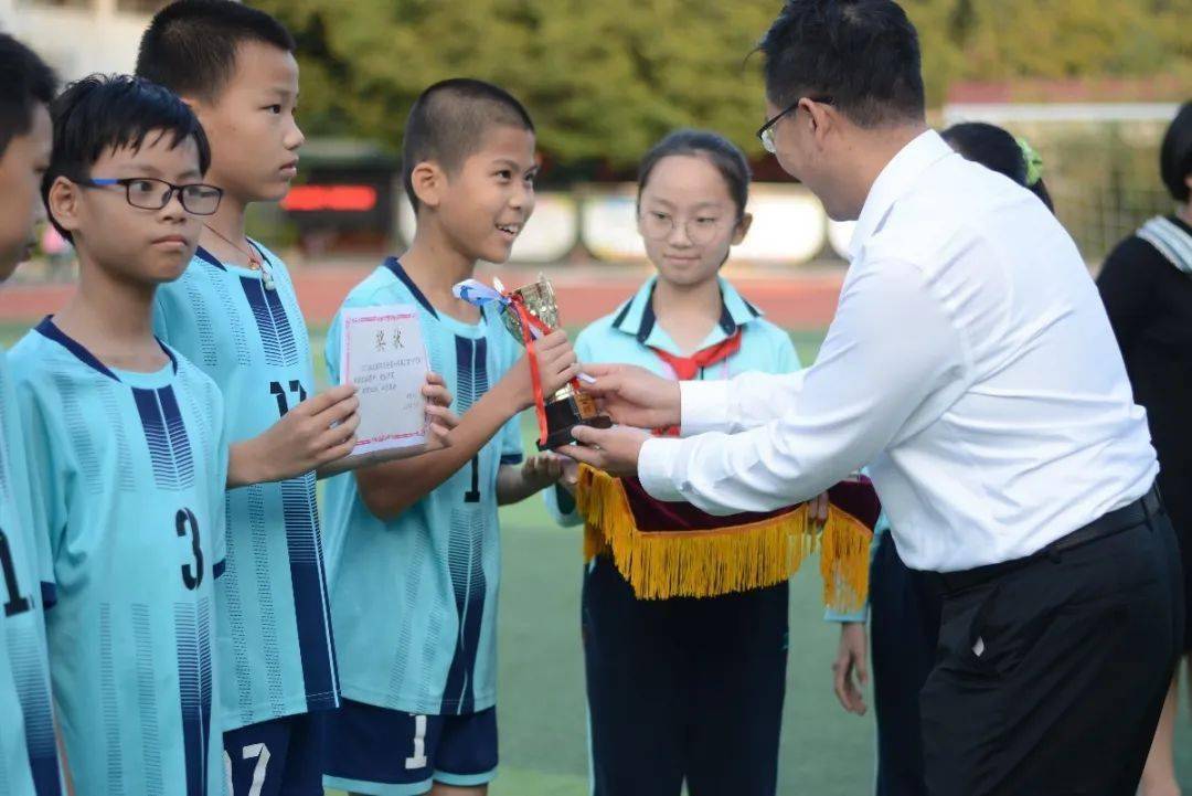 驰骋绿茵场点燃足球梦记丹霞小学第二届丹霞杯校园足球赛