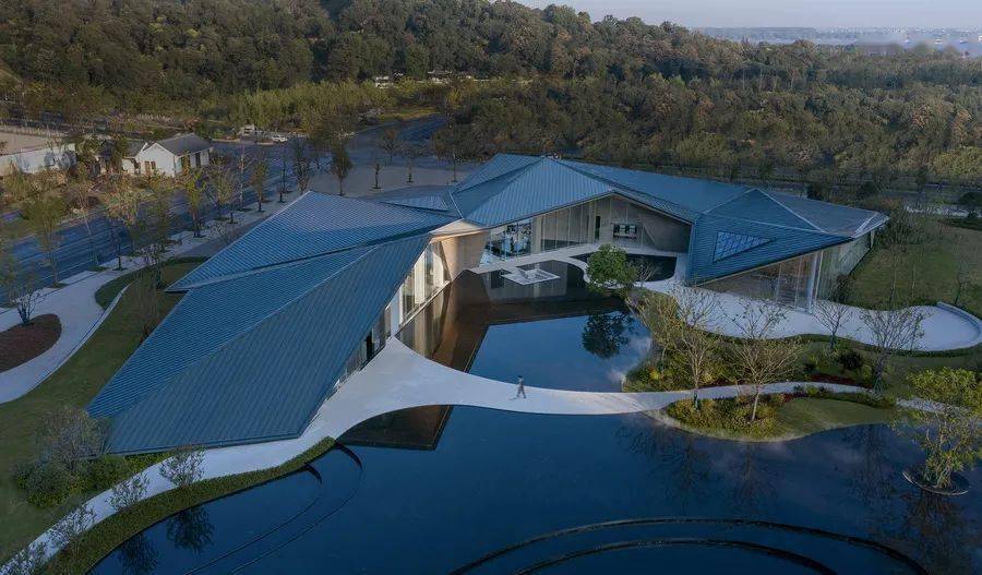 现代的手法重构—— 传统坡屋顶与砖墙 | 燕子矶规划展示中心_建筑