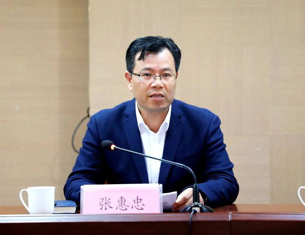 镇党委副书记张惠忠介绍了村(社区)"两委"换届的背景,主要政策规定,并