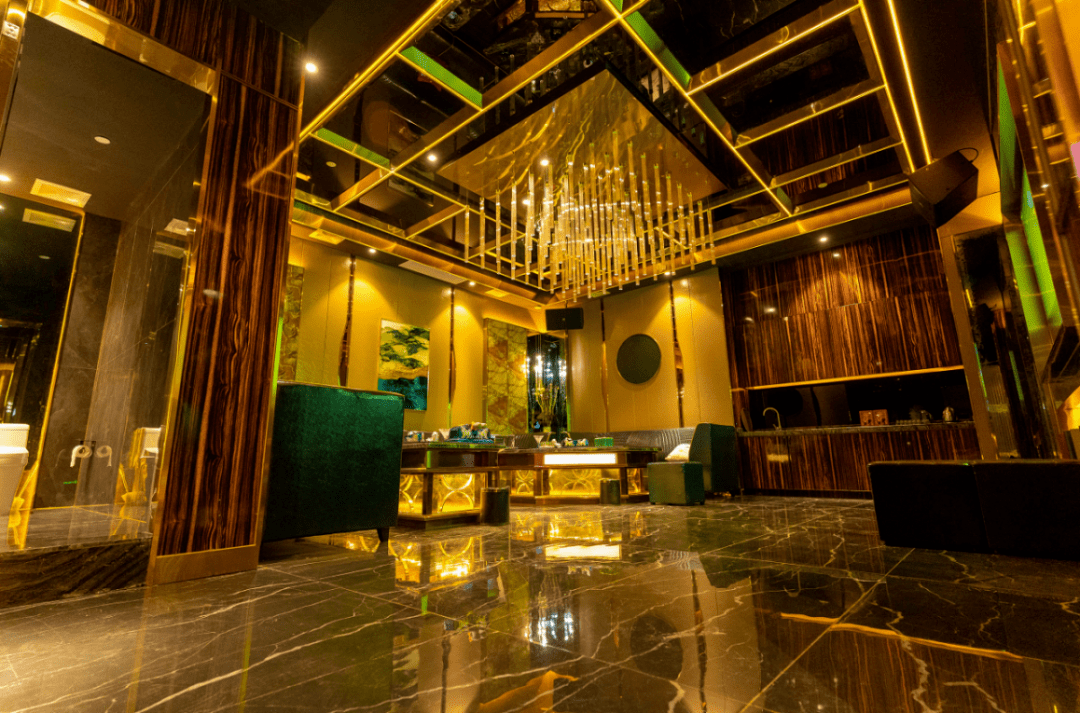 曝光金河大道某ktv门口聚集着大批人