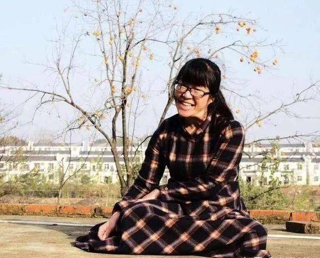余秀华因出生时倒产,缺氧造成了脑瘫,从此行动不便,说话口齿不清.