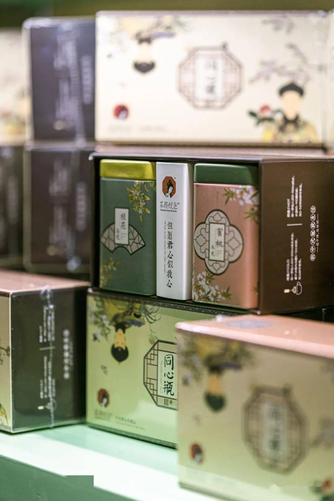 在这间门店里,不仅可以如常点单喝茶,还可以买到茶颜悦色推出的茶叶