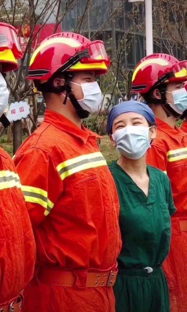 医生的职责是救死扶伤消防员的天职是救人民与危难当"天使白"遇上"