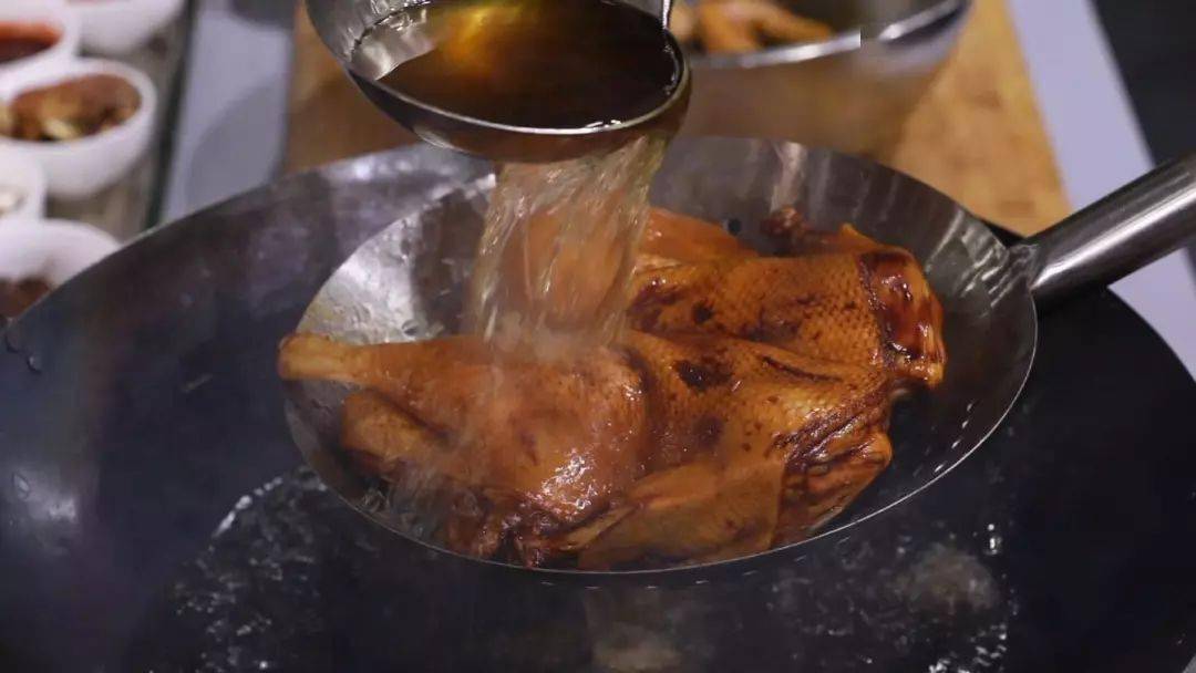 一招让鸭肉完美上色变成红亮酥脆的脆皮鸭