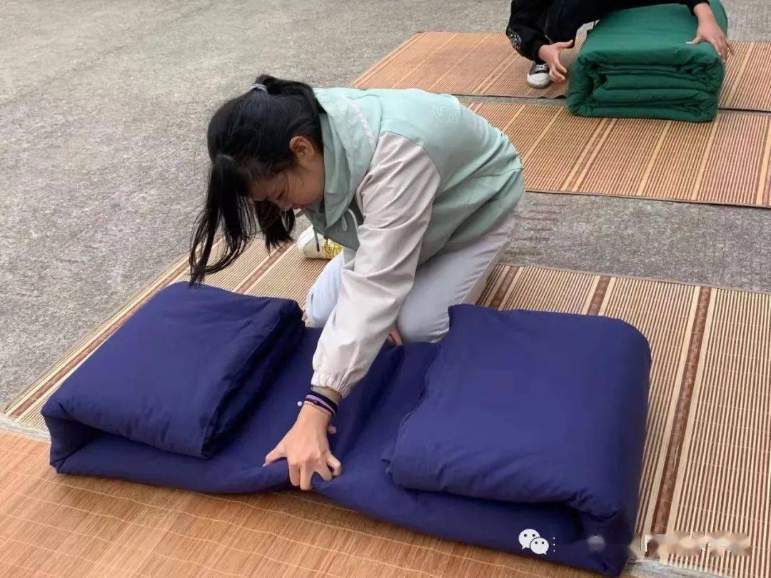 方块就是规矩临川区育人学校举行叠被子比赛