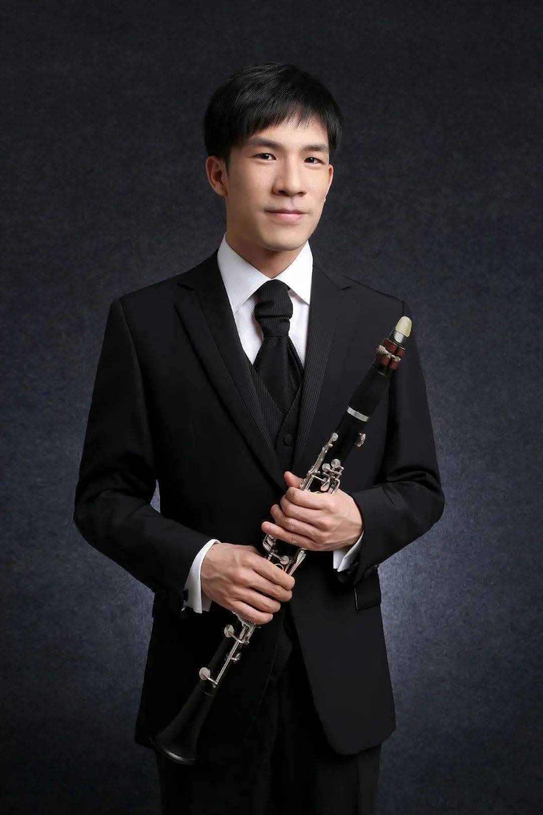 111杜宁武毕业于纽约茱莉亚音乐学院.其音乐会足迹跨越世界各大洲.