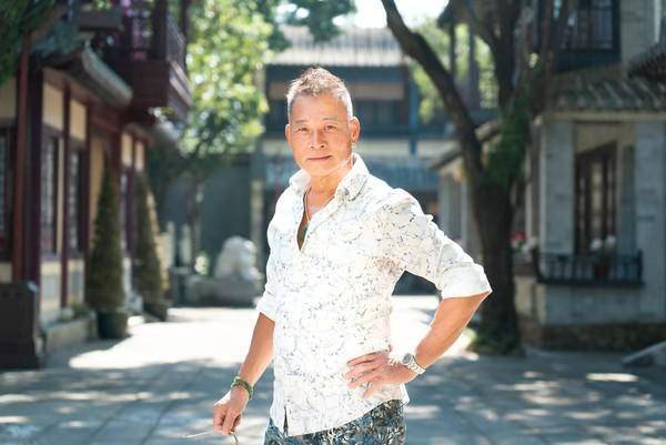 经常看香港电影和电视剧的网友们,一定对郑家生并不陌生.