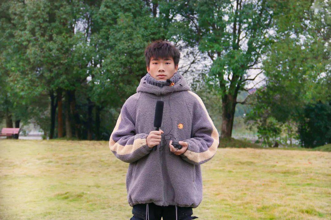 ""窝在寝室"(20新闻范睿)"冬天最快乐的事不过是下课之后赶快回到宿舍