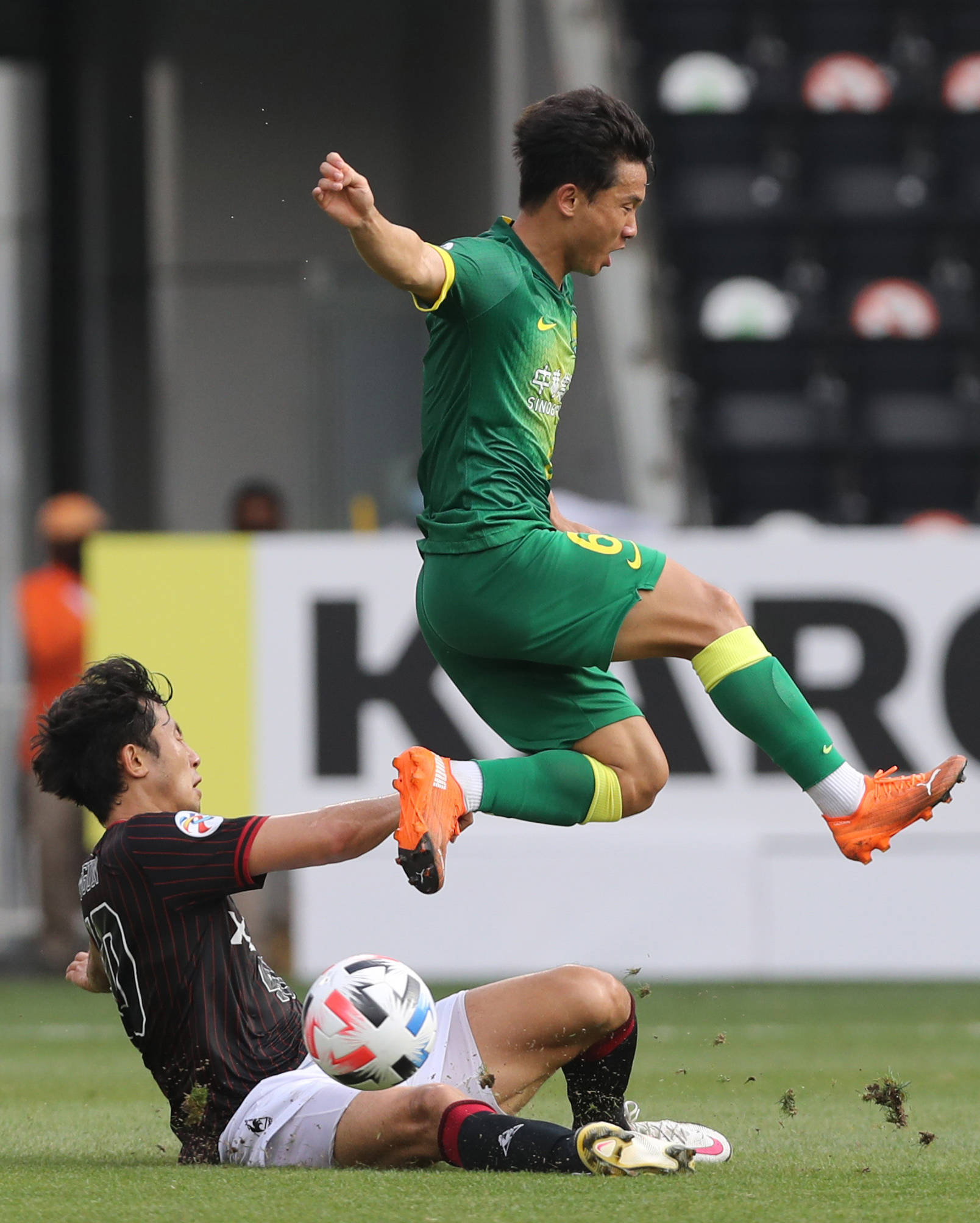 11月30日,北京国安队球员池忠国(上)在比赛中拼抢.