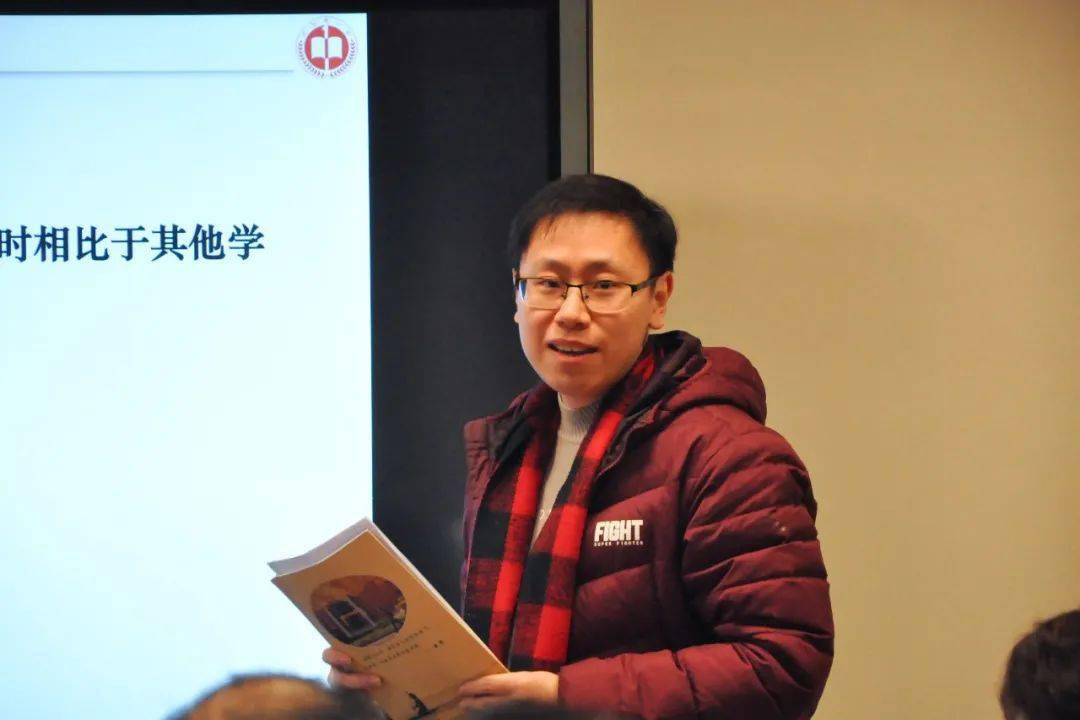 高一历史备课组组长张博文老师以"承旧亦萌新,史趣兼史识"为主题,从