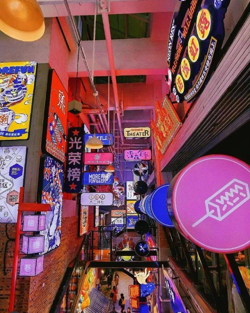 装修是复古怀旧的风格,红色桌椅,霓虹灯广告牌,彩色花砖,瞬间把你拉回