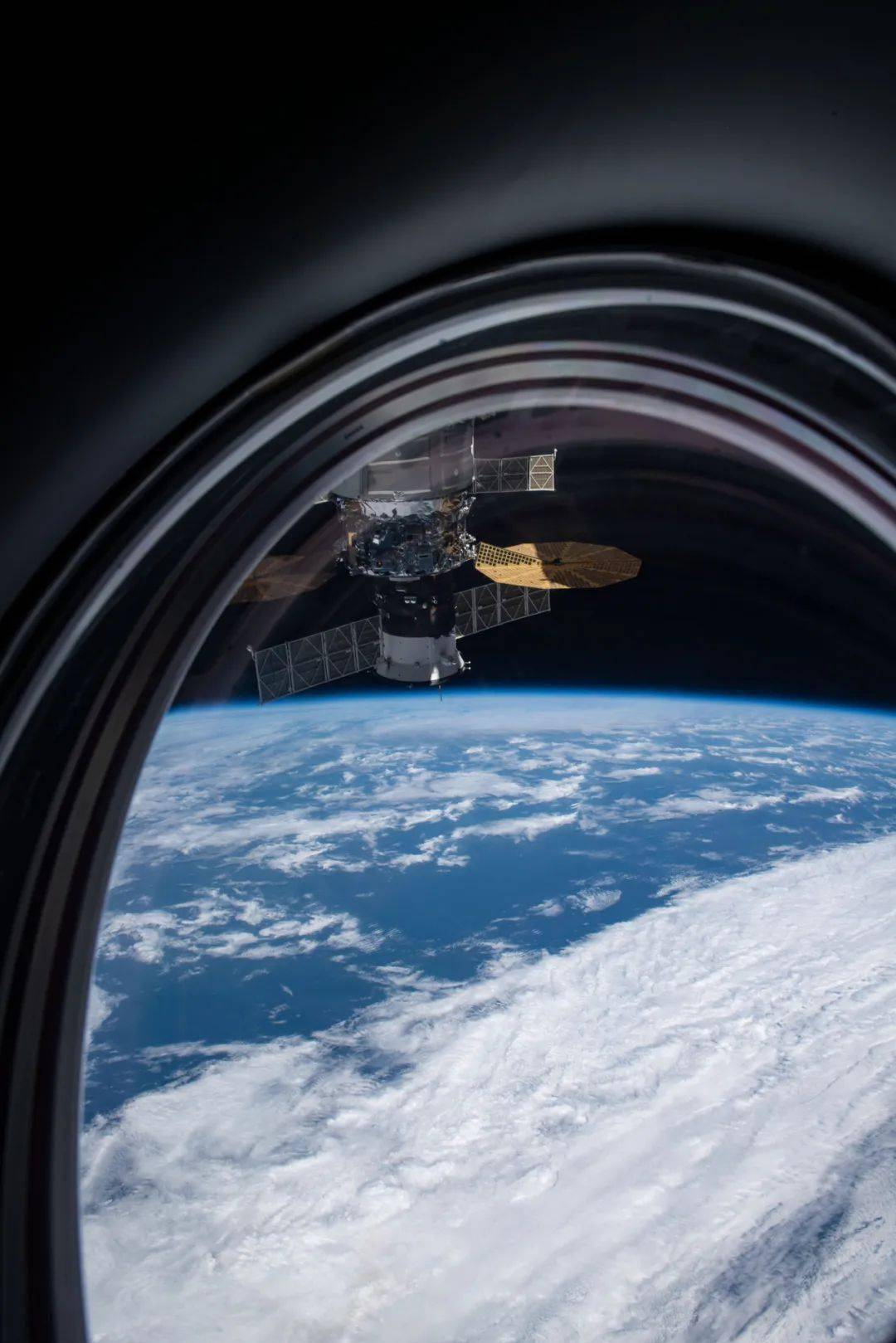 图中蓝色虚线表示:宇航员从穹顶舱舷窗方向,对准龙飞船所能拍到的上限