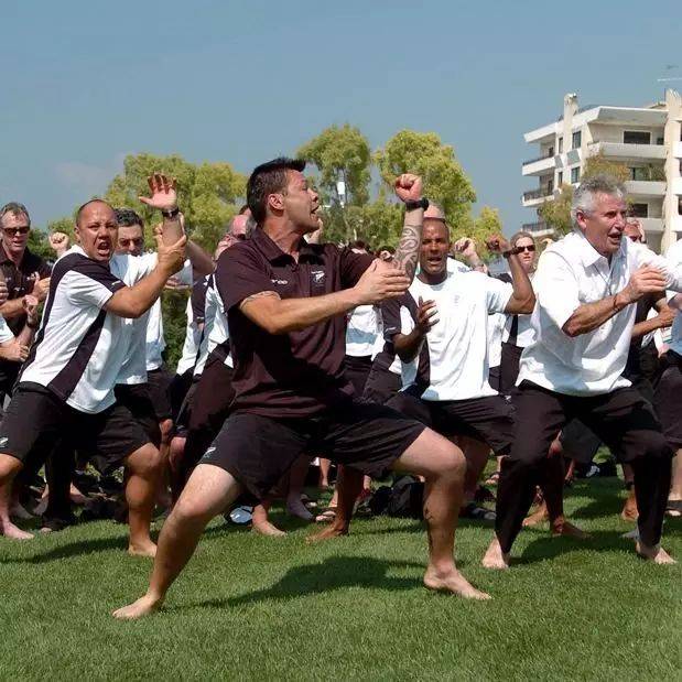 haka▼69任何场合,任何情境只要新西兰人跳起了haka人们就会被震撼