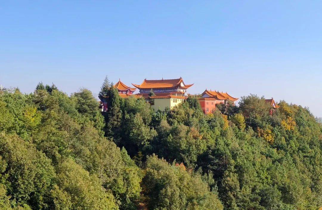 骧神骏,西翥灵仪,北走蜿蜒,南翔缟素"就是指滇池周围的四座山,金马山