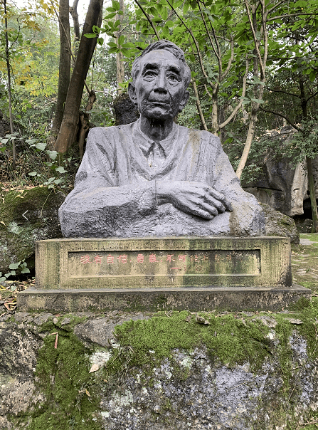 而一旦沙汀的墓到了北川,就跟北川本身的地方性又产生了一个结合.